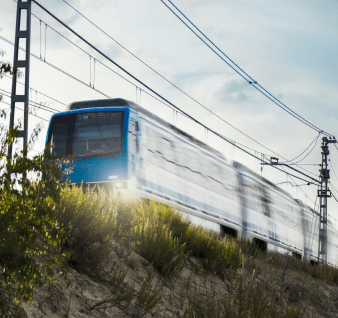 Train en mouvement sur des rails, symbolisant la gestion de projets dans le secteur des transports.