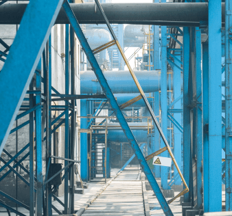 Structure métallique d’un site industriel ou infrastructure complexe, représentant la planification et le suivi de projets d’ingénierie.