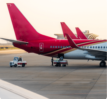 Avions garés sur le tarmac d’un aéroport, illustrant la gestion et la coordination des opérations aéroportuaires.
