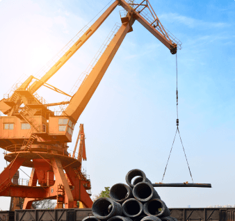 Grue manipulant des tubes sur un chantier de fondations profondes, illustrant la planification et la coordination de travaux spécialisés.